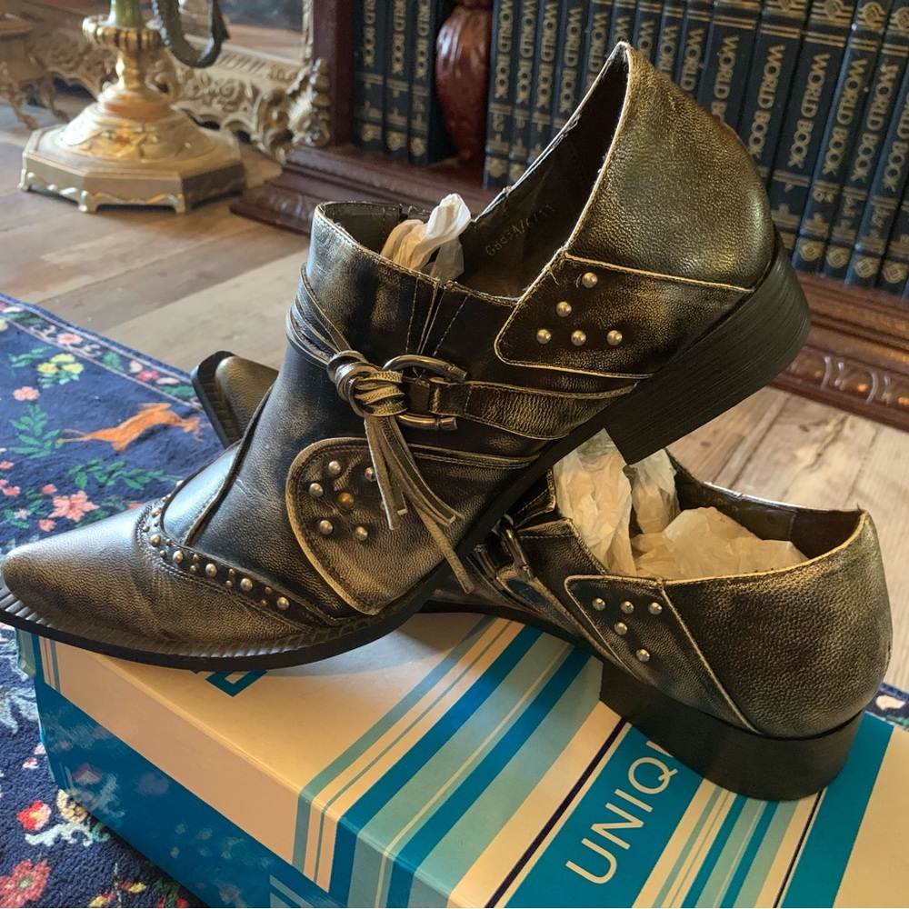Vintage Metallic Silver Leather Pointy Toe Shoes with Studded Details